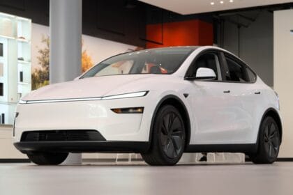 Tesla, İlk Kez Sürücüsüz Araçla Teslimat Yaptı