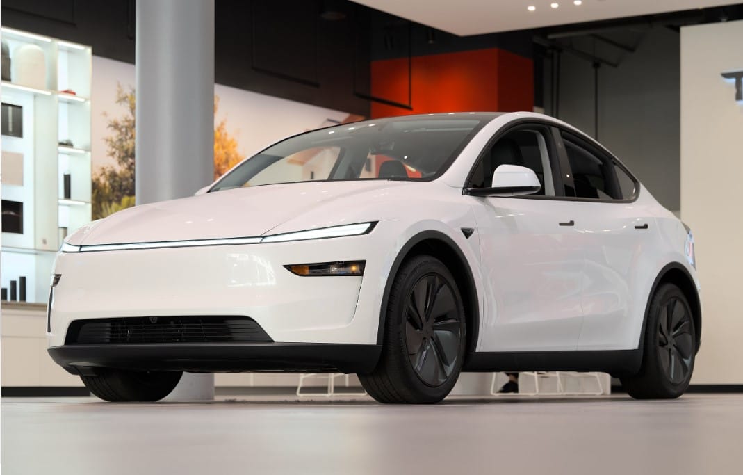 Tesla, İlk Kez Sürücüsüz Araçla Teslimat Yaptı